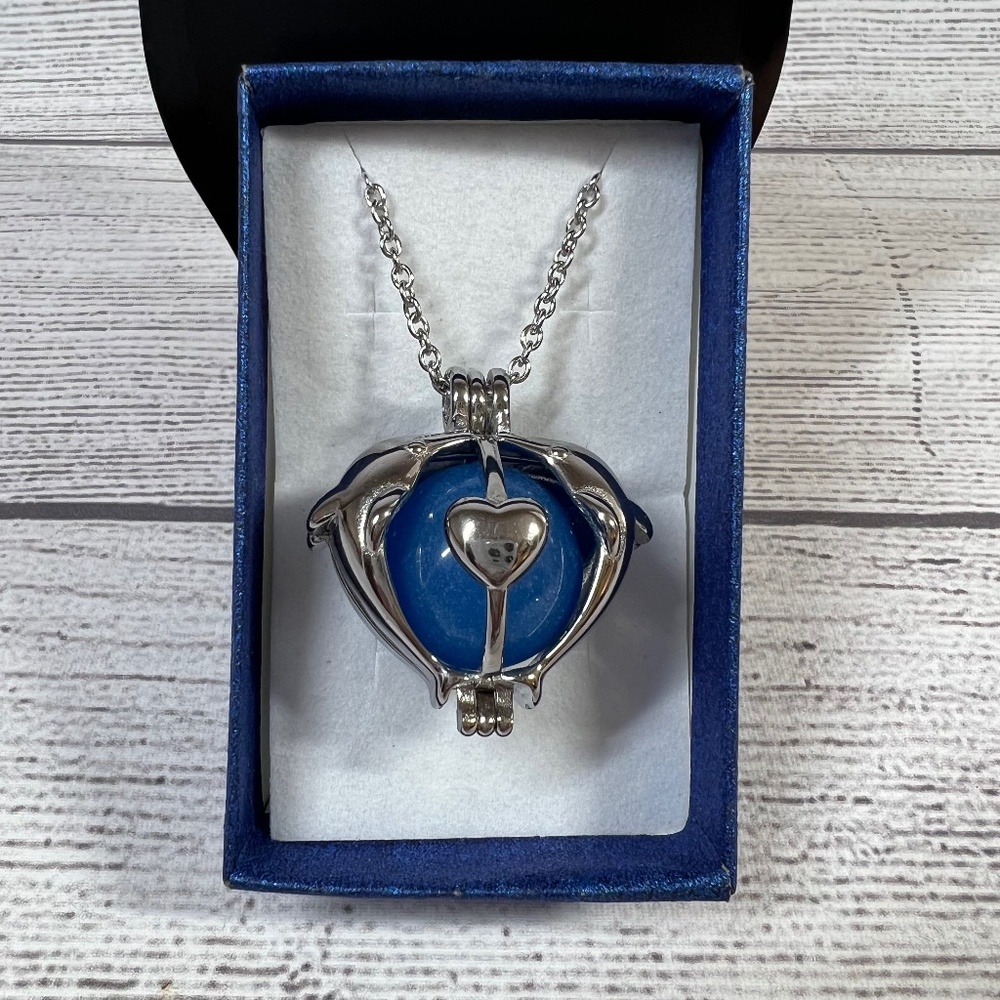 DOLPHIN KISSING COUPLE PENDANT NECKLACE (156)